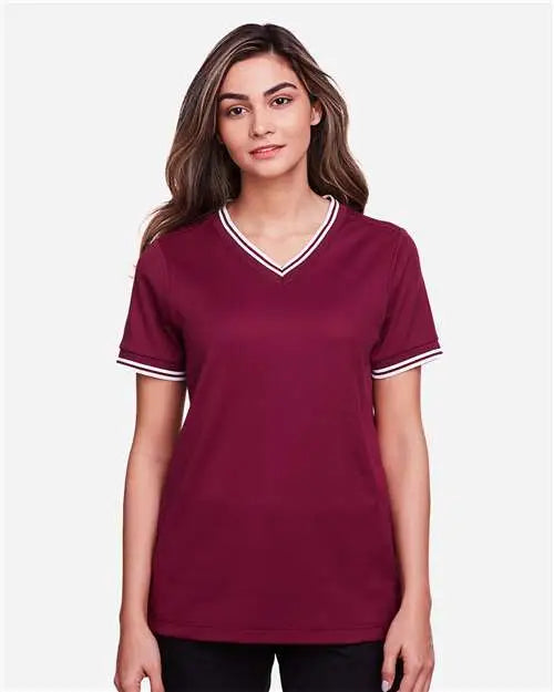 Devon & Jones Dg20cw Women’s Crownlux Performanceâ Plaited Tipped V-neck Shirt - Burgundy White