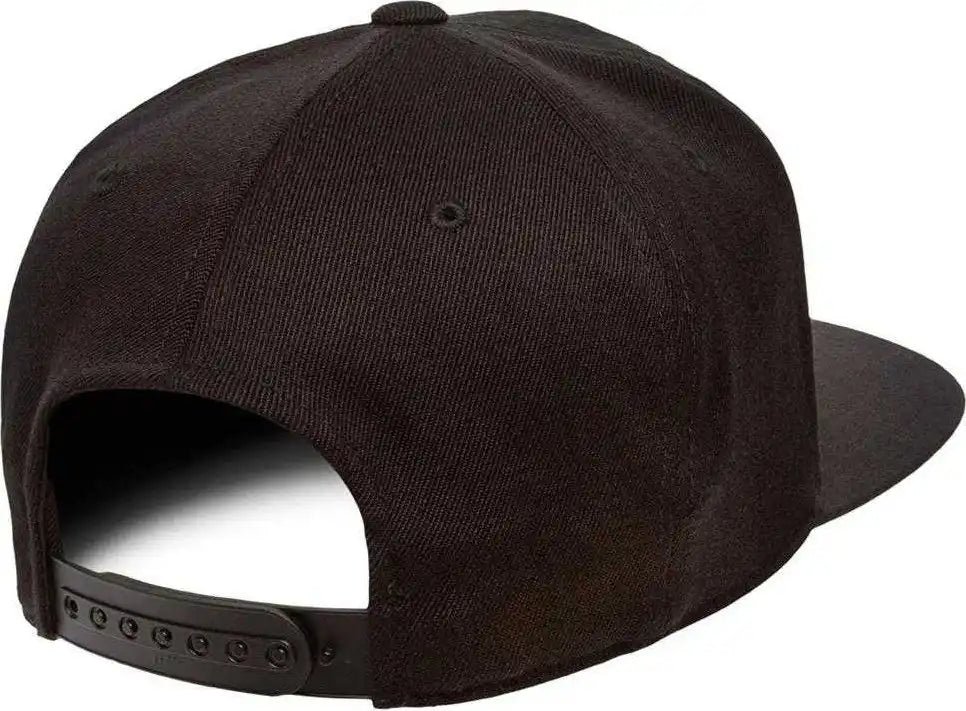 Flexfit 110 Flat Bill Snapback Cap Black / 6 7/8’’ 7 1/2’’